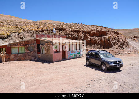 Purmamarca, Argentina - 2 Novembre 2016: Negozio con nessuno e auto parcheggiate sulla Ruta 52 vicino a Salinas Grandes (Argentina) Foto Stock