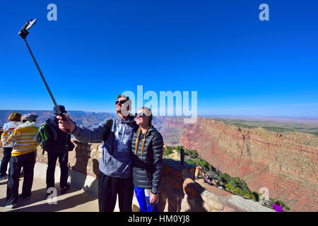 Giovane tenendo selfy fotografie, il Parco Nazionale del Grand Canyon South Rim in vista del deserto Watchtower visitatori viewpoint Foto Stock