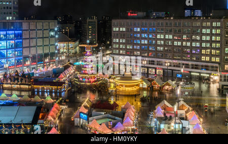 Berlino, Germania - 1 dicembre 2016: un affollato mercato di Natale in piazza Alexanderplatz di notte visto da Kaufhof Foto Stock