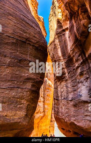 Siq esterno giallo Canyon mattina escursionismo per ingresso in Petra Giordania Petra Giordania. Colorato di rosa gialla Canyon rosa diventa rosso quando il sole va Foto Stock