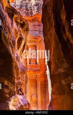 Siq esterno giallo la mattina del Tesoro Petra Giordania Petra Giordania. Tesoro costruito dal Nabataens nel 100 A.C. Foto Stock