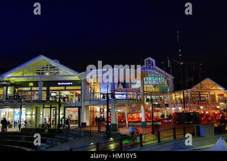 Victoria Wharf Shopping Mall, a V&A Waterfront al crepuscolo, Cape Town, Sud Africa Foto Stock