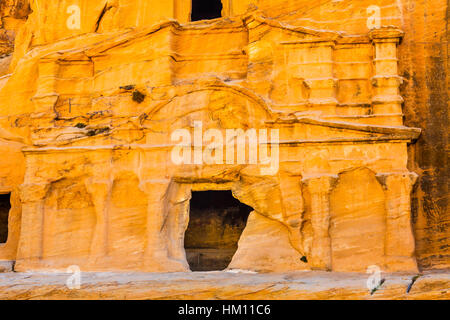 Giallo Obelisco Tomba di Bab el-siq Triclinio Siq esterno Canyon di escursionismo a ingresso in Petra Giordania Petra Giordania. Di fronte all ingresso di Petra. Foto Stock