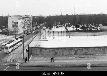 Una vista dei resti del muro di Berlino, visto dal museo su Bernauer Straße a Berlino, Germania Foto Stock