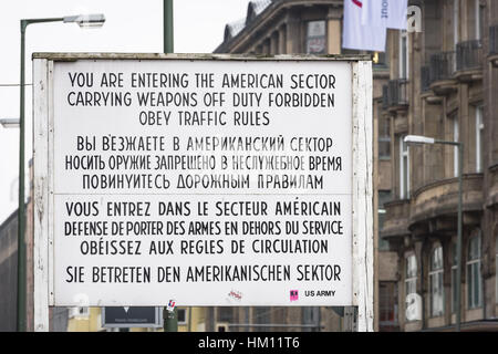 Un segno di consigliare le persone che stanno entrando in settore americano può ancora essere visto sul sito di Checkpoint Charlie a Berlino, Germania Foto Stock