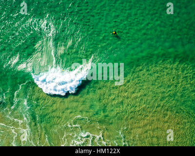 Surfisti in attesa delle onde sulla superficie dell'oceano, vista aerea Foto Stock