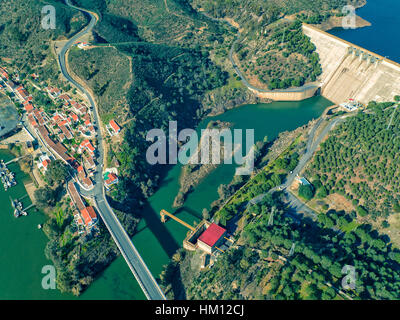 Vista aerea della diga Pomarao, Portogallo Foto Stock