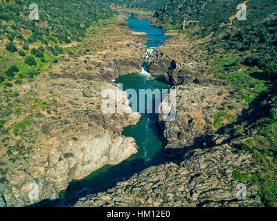 Vista aerea del Pulo do Lobo cascata in prossimità di Mertola, Portogallo Foto Stock