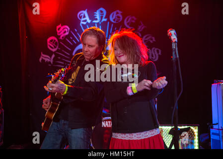 X esegue dal vivo al Roxy Theatre dotato di: John Doe, Exene Cervenka dove: Los Angeles, California, Stati Uniti quando: 30 Dic 2016 Credit: Charlie Steffens/WENN.com Foto Stock