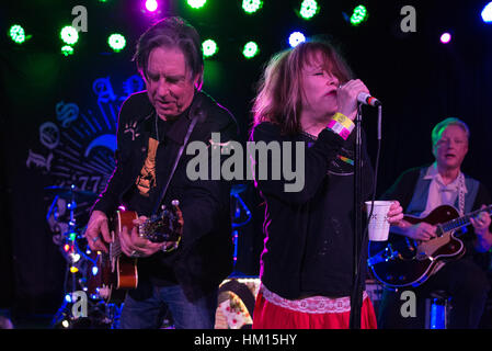 X esegue dal vivo al Roxy Theatre dotato di: John Doe, Exene Cervenka dove: Los Angeles, California, Stati Uniti quando: 30 Dic 2016 Credit: Charlie Steffens/WENN.com Foto Stock