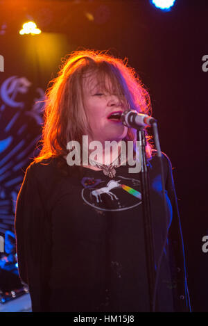 X esegue dal vivo al Roxy Theatre dotato di: Exene Cervenka dove: Los Angeles, California, Stati Uniti quando: 30 Dic 2016 Credit: Charlie Steffens/WENN.com Foto Stock