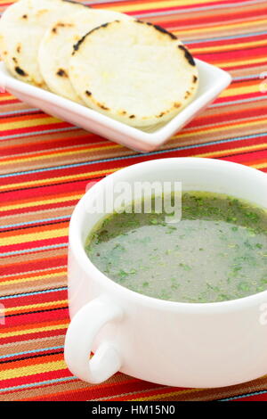 Carni bovine messicano consomme è una zuppa o brodo fatto portando acqua ad ebollizione e poi simmering carni bovine pezzi e/o le ossa in, con vari ortaggi e f Foto Stock