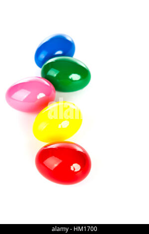 Colorate le uova di Pasqua su sfondo bianco Foto Stock