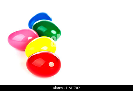 Colorate le uova di Pasqua su sfondo bianco Foto Stock