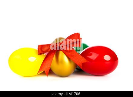 Colorate le uova di Pasqua su sfondo bianco Foto Stock