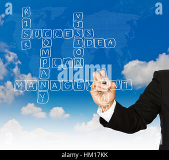 Imprenditore scrivere Cruciverba del piano strategico per il successo della sua azienda Foto Stock