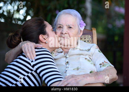 Mia nipote felice baciando la sua nonna Foto Stock