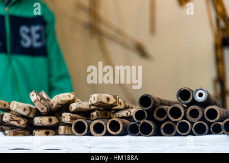 In legno fatti a mano splendidamente scolpito flauti articoli per la vendita in un negozio. Foto Stock