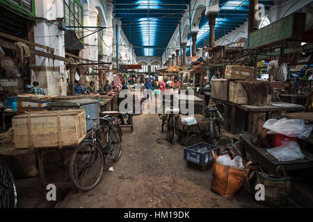 Le macellerie vendono carne nel Nuovo Mercato (precedentemente noto come Hogg mercato) in Kolkata (Calcutta), West Bengal, India. Foto Stock