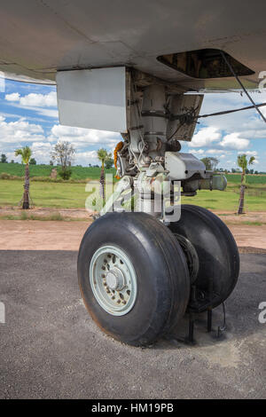 Chiusura del velivolo di grandi dimensioni ruote e carrello di atterraggio Foto Stock