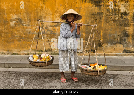 Fornitore nella pittoresca città vecchia di Hoi An, Vietnam Foto Stock