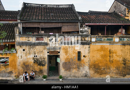 Le pareti gialle della pittoresca città vecchia di Hoi An, Vietnam Foto Stock