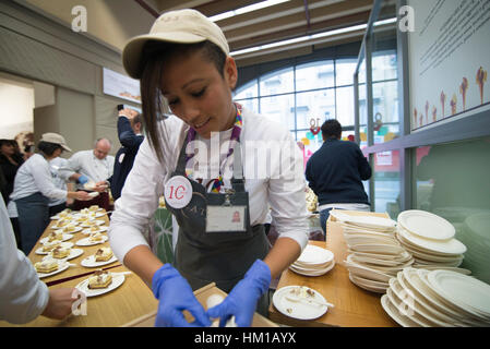 Torino Piemonte, Italia. 27 gennaio, 2017. Eataly è di dieci anni, festa di compleanno del prestigioso marchio italiano di cucina italiana e internazionale in sede di Eataly. Credito: Stefano Guidi/ZUMA filo/Alamy Live News Foto Stock