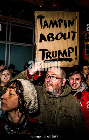 Cardiff, Regno Unito. Il 30 gennaio, 2017. I manifestanti per le strade di Cardiff, Galles per manifestare la propria opposizione al Presidente americano Donald Trump dopo la sua controversa divieto musulmano. Lo stesso giorno, il Primo Ministro Theresa Maggio si è incontrato con il Primo Ministro del Galles Carwyn Jones e Nicola Storione sul tema della Brexit. Credito: Jim legno/Alamy Live News Foto Stock