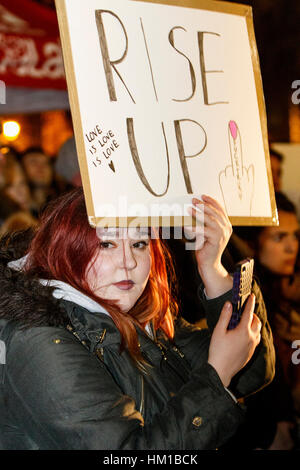 Bristol, Regno Unito. Il 30 gennaio, 2017. I manifestanti che trasportano Anti Trump cartelli e segni in College Green sono illustrati prendendo parte a una manifestazione di protesta contro il Presidente Trump's divieto musulmano. Gruppi provenienti da tutto il Regno Unito sono oggi di prendere parte a proteste pacifiche contro Donald Trump's ordine esecutivo presidenziale che ha imposto un divieto di persone provenienti da sette paesi a maggioranza islamica di entrare negli Stati Uniti. Credito: lynchpics/Alamy Live News Foto Stock