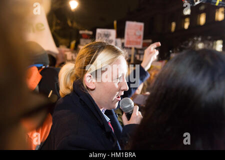 Londra, Regno Unito. Il 30 gennaio, 2017. Migliaia di persone si riuniscono al di fuori di Downing Street per protestare contro il musulmano divieto di viaggio imposto da Donald Trump, Presidente degli Stati Uniti e la mancanza di risposta da parte di Theresa Maggio, Primo Ministro del Regno Unito. Mhairi Black MP. Carol credito moiré/AlamyLiveNews Foto Stock