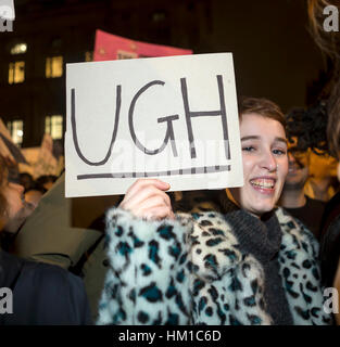 Londra, Regno Unito. Il 30 gennaio, 2017. Rally contro Trump a Londra per le persone di esprimere la loro opposizione al Presidente americano Donald Trump di immigrazione e di divieti di rifugiati. Credito: Jane Campbell/Alamy Live News Foto Stock