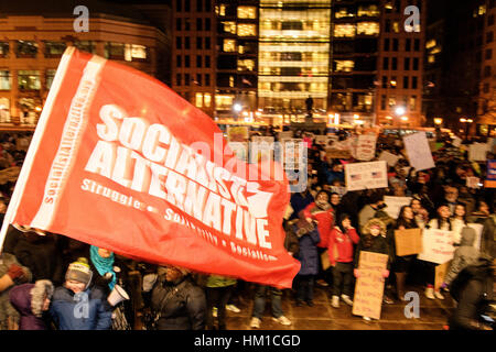 Columbus, Stati Uniti d'America. Il 30 gennaio, 2017. La folla si riuniranno presso il Columbus Statehouse per protestare contro la recente degli ordini esecutivi dal presidente Donald Trump in Columbus, Ohio. Credito: Matt Ellis / Alamy Live News Foto Stock