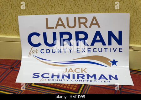 Uniondale, STATI UNITI D'AMERICA. 30 gen, 2017. Un segno democratici di supporto Laura Curran, candidato per Nassau County Executive, e Jack Schnirman, candidato per County Comptroller, è lasciato alle spalle dopo una conferenza stampa durante la quale ciascun candidato ha ricevuto un visto dal Partito Democratico leader. Curran è nel suo secondo mandato come Nassau County legislatore per quartiere 5. Un primario è atteso per County Exec. Jack è Schnirman Long Beach manager e non ha mai avuto una carica elettiva. Credito: Ann Parry/ZUMA filo/Alamy Live News Foto Stock