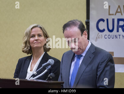 Uniondale, STATI UNITI D'AMERICA. 30 gen, 2017. A sinistra, Nassau County legislatore Laura Curran, 48, candidato per Nassau County Executive, riceve approvazione dal Partito Democratico leader. Un primario è previsto. Parlando a destra, JAY S. JACOBS, IL N. C. democratico Presidente del Comitato, ha dato l'annuncio corrente di supporto per County Exec. Curran è nel suo secondo mandato come Nassau County legislatore per quinto distretto legislativo. Credito: Ann Parry/ZUMA filo/Alamy Live News Foto Stock