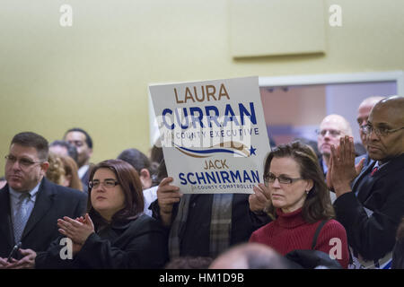 Uniondale, STATI UNITI D'AMERICA. 30 gen, 2017. I membri del pubblico applaudire e tenere premuto il tasto up segni il supporto di Laura Curran, candidato per Nassau County Executive, e Jack Schnirman, candidato per County Comptroller. I candidati ciascuno di loro ha ricevuto un visto dal Partito Democratico leader. Curran è nel suo secondo mandato come Nassau County legislatore per quartiere 5. Un primario è atteso per County Exec. Jack è Schnirman Long Beach manager e non ha mai avuto una carica elettiva. Credito: Ann Parry/ZUMA filo/Alamy Live News Foto Stock