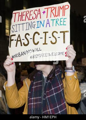 Londra, Gran Bretagna. 30 gen, 2017. Dimostrazione Anti-Trump davanti a 10 Downing Street in segno di protesta contro la Trump divieto di viaggio. Londra, Regno Unito. Credito: dpa/Alamy Live News Foto Stock