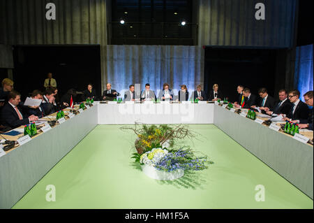 Tallinn, 31 gennaio 2017. Estone di Primo Ministro Juri Ratas (C), Lettone Primo Ministro Maris Kucinskis (2 L) e Primo ministro lituano, Saulius Skvernelis (terza R) lasciare una foto di famiglia prima di un incontro con il Mar Baltico primi ministri. I tre Stati baltici primi ministri riunisce oggi a discutere sulla sicurezza regionale, energia e trasporti, nonché il futuro dell'Unione europea. Nicolas/Bouvy Alamy Live News Foto Stock