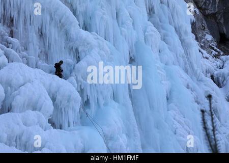 Sarajevo, Bosnia ed Erzegovina. 30 gen, 2017. Un alpinista arrampicate sulle cascate ghiacciate Skakavac, nei pressi di Sarajevo, Bosnia ed Erzegovina, Gennaio 30, 2017. Credito: Haris Memija/Xinhua/Alamy Live News Foto Stock