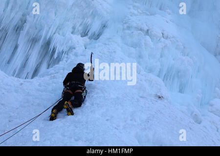 Sarajevo, Bosnia ed Erzegovina. 30 gen, 2017. Un alpinista arrampicate sulle cascate ghiacciate Skakavac, nei pressi di Sarajevo, Bosnia ed Erzegovina, Gennaio 30, 2017. Credito: Haris Memija/Xinhua/Alamy Live News Foto Stock