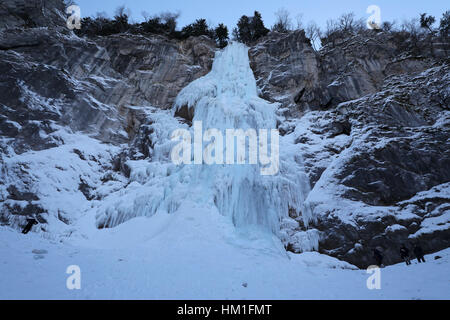 Sarajevo. 30 gen, 2017. Foto scattata a gennaio 30, 2017 mostra una vista alla cascata ghiacciata Skakavac, nei pressi di Sarajevo, Bosnia ed Erzegovina. Credito: Haris Memija/Xinhua/Alamy Live News Foto Stock