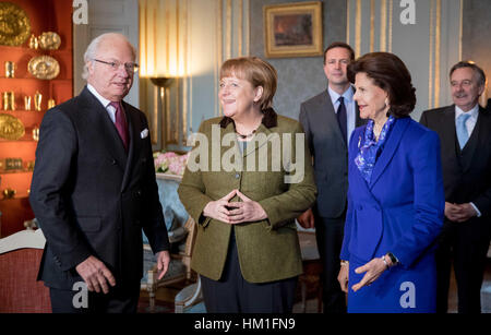 Stoccolma, Svezia. 31 gennaio, 2017. Il cancelliere tedesco Angela Merkel (CDU, c) è ricevuto dal Re Carlo Gustavo XVI e la Regina Silvia di Svezia a Stoccolma, Svezia, 31 gennaio 2017. Merkel saranno poi incontrare il premier svedese Stefan Löfven. Foto: Kay Nietfeld/dpa/Alamy Live News Foto Stock