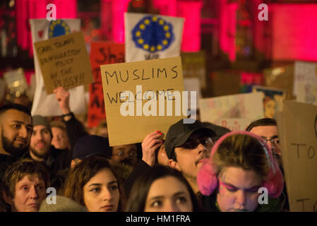 Manchester, Regno Unito. Il 30 gennaio 2017. Cartelli in corrispondenza di un anti-Trump 'Muslim divieto' dimostrazione il lunedì 30 gennaio, 2017 a Manchester, Regno Unito. La dimostrazione che è accaduto in solidarietà con le altre manifestazioni in altre città, è stato richiesto dal Presidente Trump firma un ordine esecutivo di arrestare l'intero noi programma per i rifugiati e il divieto a chiunque di Iran, Iraq, Libia, Somalia, Sudan, Siria e Yemen come anche le persone con doppia cittadinanza. Credito: Jonathan Nicholson/Alamy Live News Foto Stock