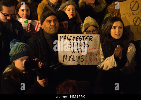 Manchester, Regno Unito. Il 30 gennaio 2017. Le persone partecipano in un anti-Trump 'Muslim divieto' dimostrazione il lunedì 30 gennaio, 2017 a Manchester, Regno Unito. La dimostrazione che è accaduto in solidarietà con le altre manifestazioni in altre città, è stato richiesto dal Presidente Trump firma un ordine esecutivo di arrestare l'intero noi programma per i rifugiati e il divieto a chiunque di Iran, Iraq, Libia, Somalia, Sudan, Siria e Yemen come anche le persone con doppia cittadinanza. Credito: Jonathan Nicholson/Alamy Live News Foto Stock