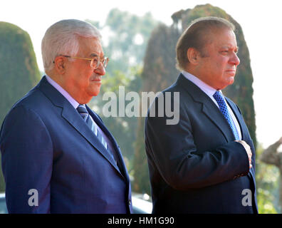 Islamabad. 31 gennaio, 2017. Foto rilasciata dal Pakistan Stampa del Dipartimento di Informazione (PID) a Gennaio 31, 2017 mostra Primo Ministro pakistano Sharif (R) e la visita del presidente palestinese Mahmoud Abbas ispezione guardia d'onore al Primo Ministro House di Islamabad, Pakistan. Credito: PID/Xinhua/Alamy Live News Foto Stock