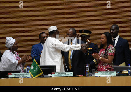 Etiopia ad Addis Abeba. 30 gen, 2017. Il Ciad è Presidente e Unione Africana (AU) rotante presidente Idriss Deby (seconda L anteriore) saluta il neo-eletto AU presidente rotante Alpha Conde, che è anche presidente della Repubblica di Guinea, durante la 28AU vertice di Addis Abeba, Etiopia, il Gen 30, 2017. Il ventottesimo vertice dell UA ha aperto il lunedì. Esso è stato anche eletto Alpha Conde per un movimento di rotazione AU presidenza. Credito: Li Baishun/Xinhua/Alamy Live News Foto Stock