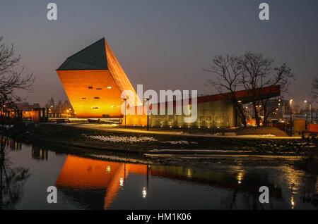 Gdansk, Polonia. 31 gennaio, 2017. Seconda Guerra Mondiale museo nel paesaggio di notte è visto il 31 gennaio 2017 a Danzica, Polonia. La protesta è stata organizzata da KOD movimento contro la Polonia del governo nazionalista piani per rimodellare l'esposizione permanente del museo in un display più focalizzato sulla Polonia di esperienza del conflitto. Museo si prevede di aprire al pubblico nel febbraio 2017, è collocare la guerra in un più ampio contesto internazionale. Credito: Michal Fludra/Alamy Live News Foto Stock