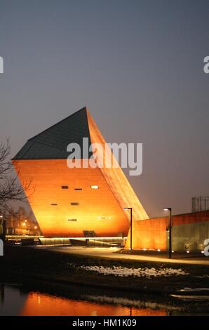 Gdansk, Polonia. 31 gennaio, 2017. Seconda Guerra Mondiale museo nel paesaggio di notte è visto il 31 gennaio 2017 a Danzica, Polonia. La protesta è stata organizzata da KOD movimento contro la Polonia del governo nazionalista piani per rimodellare l'esposizione permanente del museo in un display più focalizzato sulla Polonia di esperienza del conflitto. Museo si prevede di aprire al pubblico nel febbraio 2017, è collocare la guerra in un più ampio contesto internazionale. Credito: Michal Fludra/Alamy Live News Foto Stock