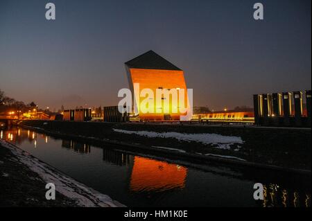 Gdansk, Polonia. 31 gennaio, 2017. Seconda Guerra Mondiale museo nel paesaggio di notte è visto il 31 gennaio 2017 a Danzica, Polonia. La protesta è stata organizzata da KOD movimento contro la Polonia del governo nazionalista piani per rimodellare l'esposizione permanente del museo in un display più focalizzato sulla Polonia di esperienza del conflitto. Museo si prevede di aprire al pubblico nel febbraio 2017, è collocare la guerra in un più ampio contesto internazionale. Credito: Michal Fludra/Alamy Live News Foto Stock