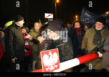 Gdansk, Polonia. 31 gennaio, 2017. Radomir Szumelda (C) è visto al di fuori della Seconda Guerra Mondiale Museo su 31 Gennaio 2017 a Danzica, Polonia. La protesta è stata organizzata da KOD movimento contro la Polonia del governo nazionalista piani per rimodellare l'esposizione permanente del museo in un display più focalizzato sulla Polonia di esperienza del conflitto. Museo si prevede di aprire al pubblico nel febbraio 2017, è collocare la guerra in un più ampio contesto internazionale. Credito: Michal Fludra/Alamy Live News Foto Stock