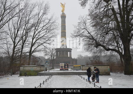 Berlino, Germania. 31 gennaio, 2017. Inverno a Berlino: Colonna della Vittoria in Tiergarten di Berlino, Germania Credito: Markku Rainer Peltonen/Alamy Live News Foto Stock